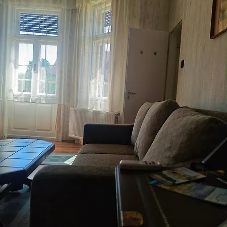 以利亚小屋旅馆 *