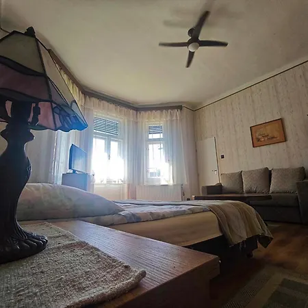 以利亚小屋旅馆 *